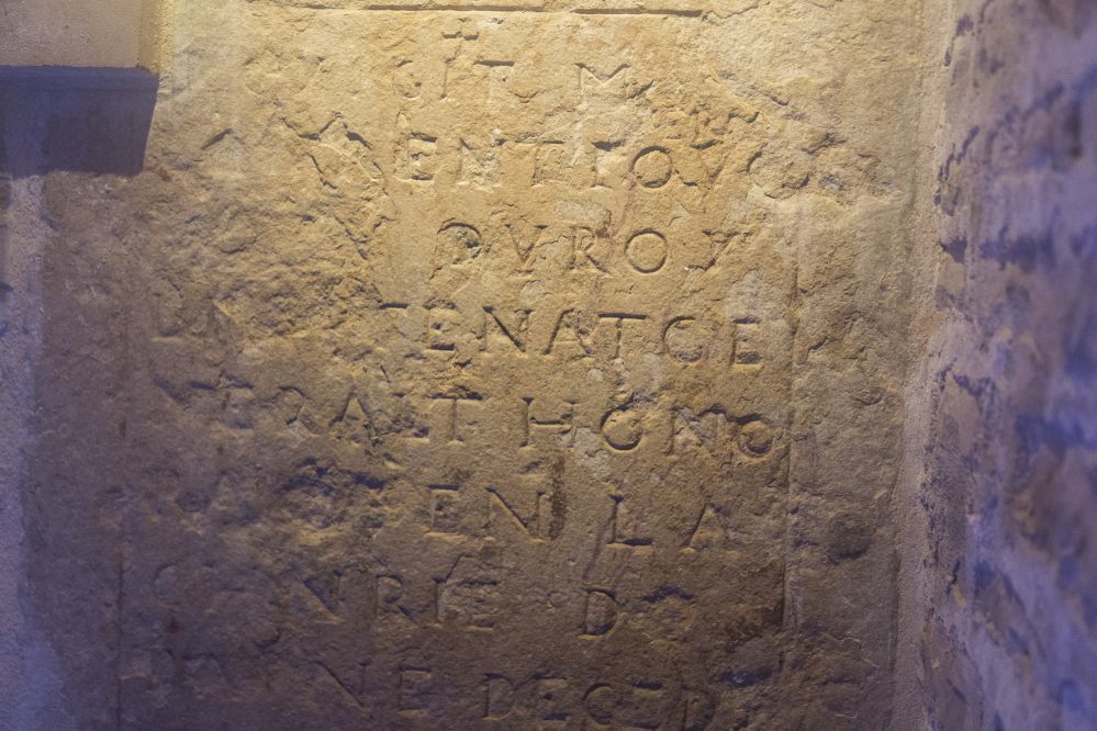 Hotel Abbaye Maiziere - Pierre tombale trouvée lors des fouilles